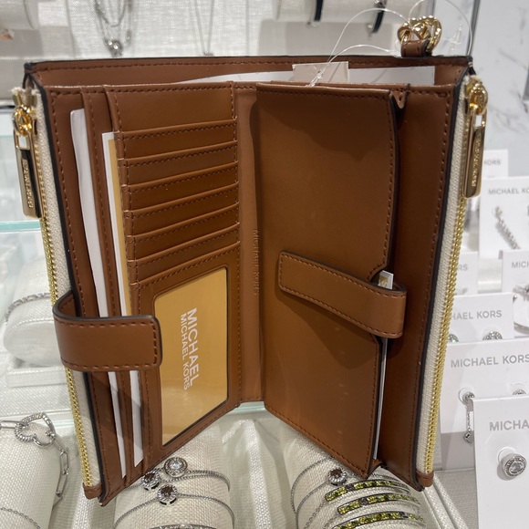 MICHAEL KORS Jet Set Trvl Lg Signature Logo Double Zip Smartphone Wallet
Vanilla - Picture 6 of 16